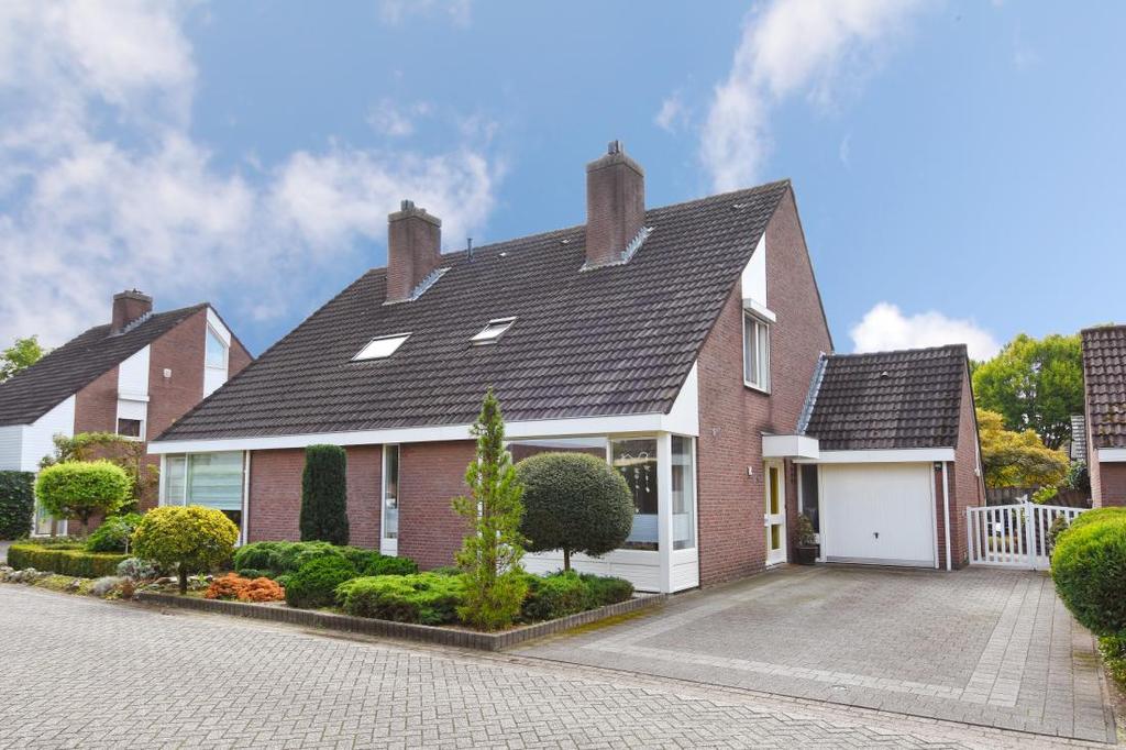 Er is veel tuincontact door de grote schuifpui in de woonkamer en de raam/deur in de keuken. Op de eerste verdieping zijn er drie slaapkamers en een luxe badkamer.