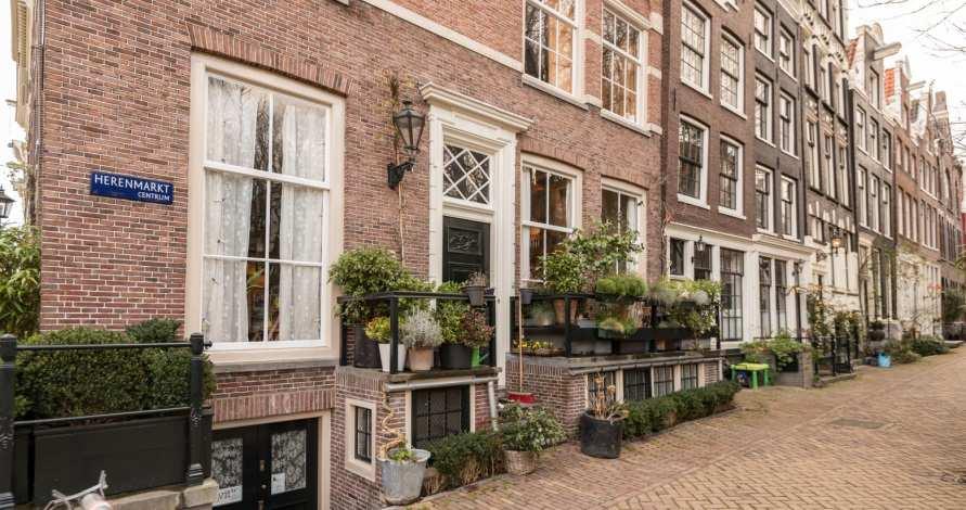 Prioriteit 4 Behouden van een gemengd woon - en werkmilieu De Amsterdamse woningmarkt kookt over. Als gevolg daarvan stijgen de prijzen en staan steeds meer mensen in de rij.