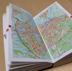 Daarin staan plattegronden van elke stad in Nederland.