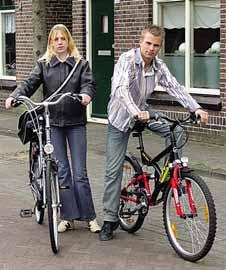 Hoe kom ik daar? Hoofdstuk 1 Roy en Rosa pakken hun fiets. Ze gaan naar het stageadres fietsen. Ze nemen de plattegrond mee.