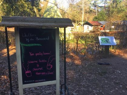 Voorbij de heuvels brengt het geopad ons terug naar de lange rechte laan die bij de ingang van de buitenplaats begon. Vandaar lopen we verder naar Arnhemse Bovenweg en steken die over. 2.