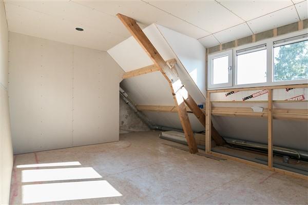 Het plafond van de ruimtes is geïsoleerd, de originele houten spanten zijn nog zichtbaar.