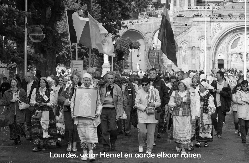 Al vanaf 1883 worden er vanuit Nederland bedevaarten naar Lourdes georganiseerd. Ook in onze moderne tijd willen nog steeds veel pelgrims op weg naar deze plaats waar hemel en aarde elkaar raken.