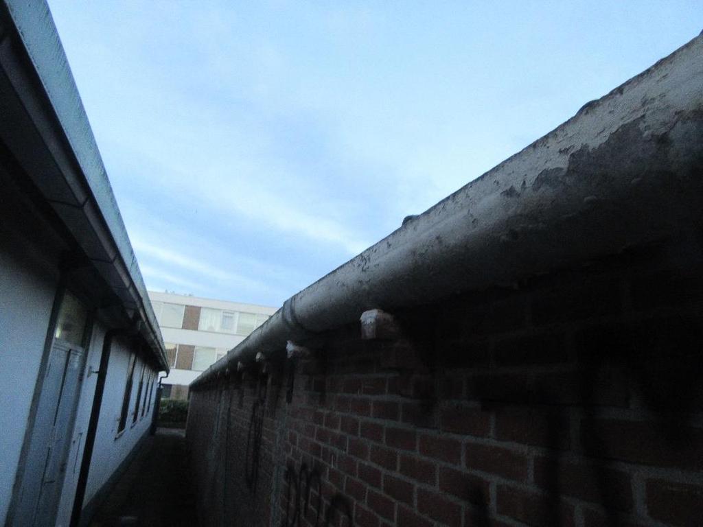 Bronnummer Bronomschrijving Locatie Verdieping Asbestsoort(en) B4 Dakgoot Garageboxen rechts achterzijde Dak Chrysotiel Percentages (%) 10-15% Hoeveelheid Circa 25 m¹ Bevestigingsmethode