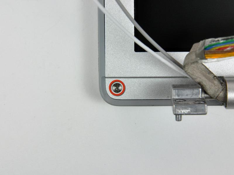 Stap 19 Display achter Bezel Verwijder de twee 5 mm Phillips
