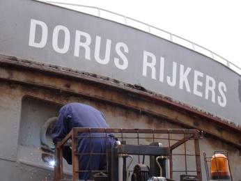 Verslag betreffende de renovatie van de motorreddingboot Dorus Rijkers 1923. Nadat een Helders raadslid de zwaar verwaarloosde oud reddingboot in de Laakhaven in Den Haag aantrof was het duidelijk.