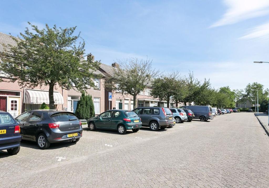 INLEIDING PETUNIASTRAAT 17, 5241 AL ROSMALEN Omgeving: Deze woning ligt rustig gelegen in de wijk t Ven, nabij het centrum van Rosmalen.