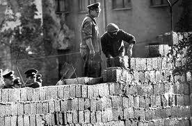 1961 Om verdere leegloop uit de DDR te voorkomen, werd in augustus 1961 totaal onverwacht begonnen met het bouwen van de Berlijnse Muur.