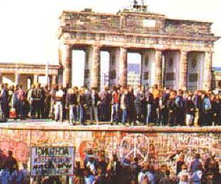 start van de bouw van de Muur Voor allerlei doelgroepen werden speciale grensovergangen gemaakt, waarvan de beroemdste Checkpoint Charlie is: de grensovergang naar Oost-Berlijn voor niet-duitsers.