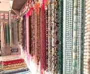 50 / SHOPPING SHOPPING / 51 TALLY-HO, Modieus, vernieuwend én draagbaar CURLY S BEADS, passie voor kralen! Curly s Beads is de kralenwinkel van Alkmaar.