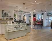 We hebben zes filialen, waarbij je in de winkels in Bergen en Alkmaar ons complete merkenaanbod vindt, met grote namen, zoals Maison Scotch, Penn & ink en Levi s.