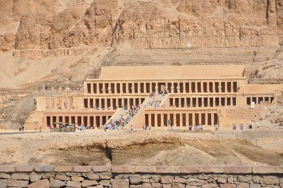 DAG 3: ZATERDAG 16/11 DAG 4: ZONDAG 17/11 Deze morgen tweede bezoek aan de Westelijke Over in Thebe, met de Vallei der Koningen en Koninginnen (3 graven), de tempel van Hatsjepsoet, Medinet Habu en