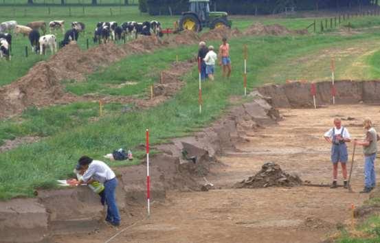 om een kleine ingreep in een groot gebied, of gebieden in stads- of dorpscentra, waar de archeologische waarden pas door sloop van opstallen toegankelijk worden.