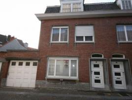 Te huur huizen Tielt Kerkstraat 2 440 2 Woning gelegen in het centrum van Tielt, bestaande uit: KELDER GELIJKVLOERS - inkom - woonkamer - keuken (dampkap) - toilet (buiten) - koertje - (kleine)