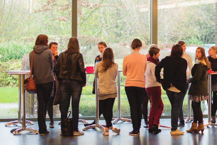 STUDEREN IN 5 VRAGEN 01 HOEVEEL KOST DE OPLEIDING? Eén voltijds jaar van 60 studiepunten kost 922,30. Neem je minder studiepunten op, dan wordt het inschrijvingsgeld verminderd.