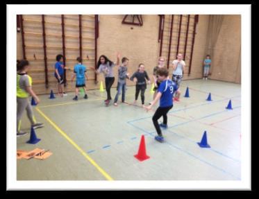 Veldvoetbaltoernooi Wij gaan in de meivakantie met drie gemixte teams deelnemen aan het veldvoetbaltoernooi en wel onder de zelf verzonnen naam: de Eerste Jan Yore.