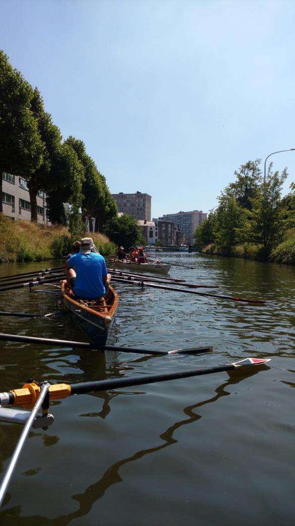 Ondertussen waren we gaan zwemmen, hebben we aan drakenbootvaren, waterspelletjes en andere omnisporten gedaan.