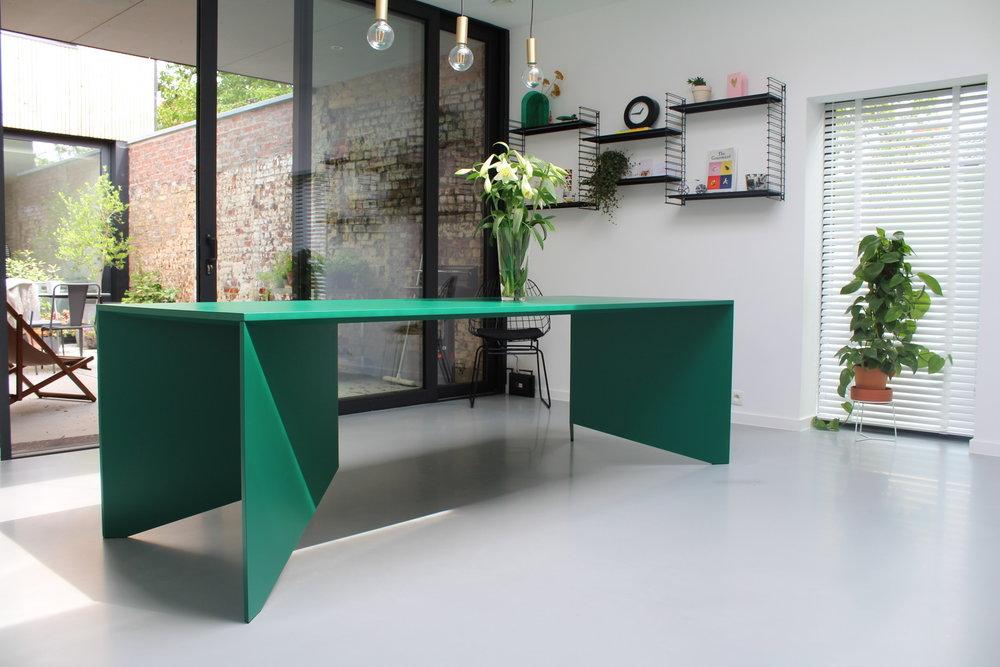 Voor het ontwerp van tafel Luzette vertrok Studio Achoo niet vanuit een typische tafel (4 poten en een blad) maar