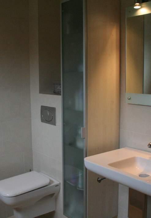 Badkamer Volledig betegelde badkamer voorzien van ligbad,