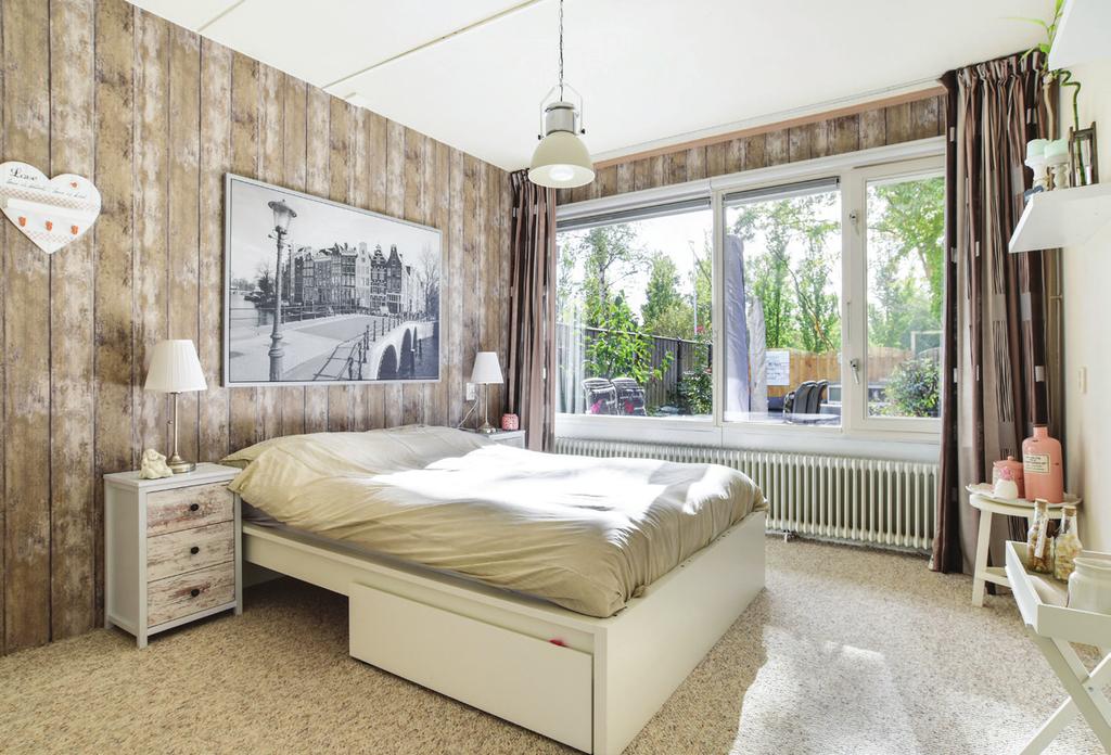 Beide kamers zijn afgewerkt met een lichte laminaatvloer en witte wanden, waarbij één nog voorzien is van een pastelroze accentwand.