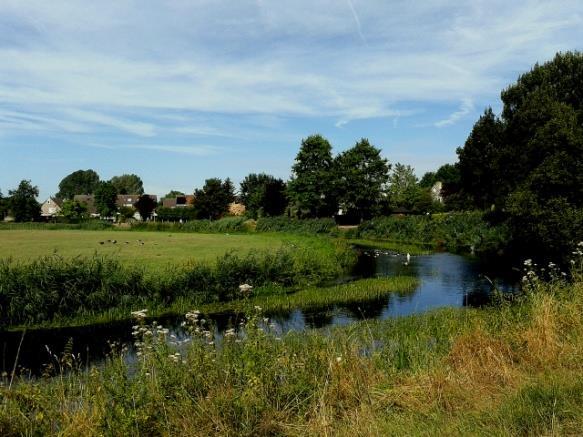 Langs Boxtel volgen we een fietspad langs de slingerende Dommel.