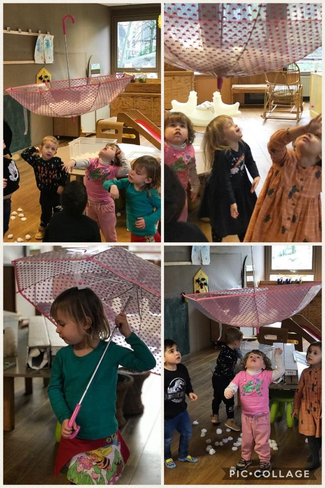 Gooien met sneeuwballen! Hoewel het vandaag pinguïndag is, hadden we vandaag ook veel interesse in de paraplu van Ditte!