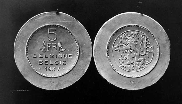 134 Uiteindelijk koos de Commissie voor de al in 1934 door Marcel Rau ontworpen koninklijke beeldenaar, maar zijn model voor de keerzijde van de stukken van 20 en 50 frank werd niet weerhouden.