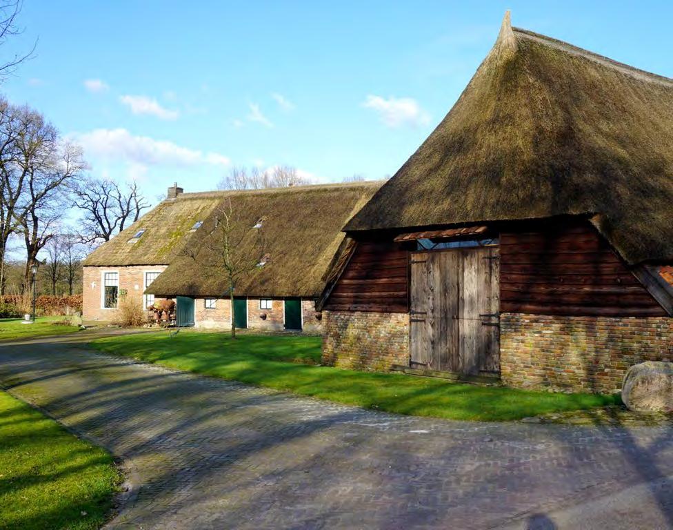 Nuttige adressen 1) t Huus met de Belle Zuidwolderweg 2a; van 1 mei tot 1 oktober geopend van 10.00 tot 17.00 uur; honing, meel, wijn, jam en folder met tas.