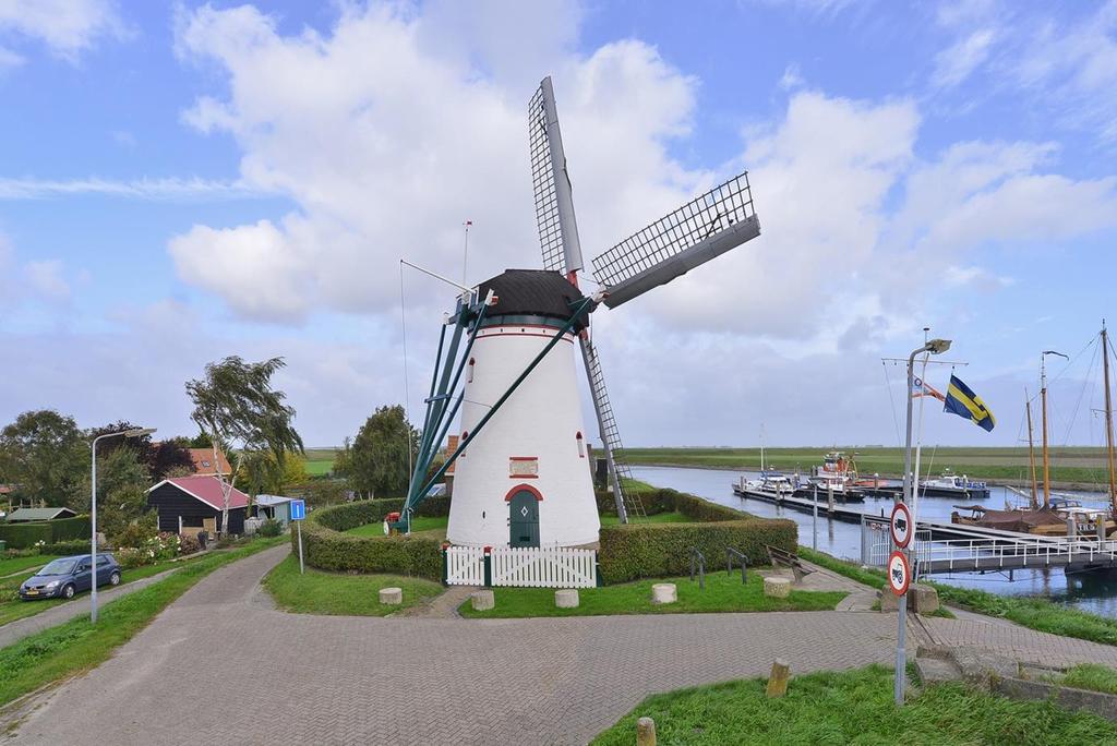 STAVENISSE Het dorp Stavenisse ligt op de kop van het eiland Tholen. Je vaart er vanaf de Oosterschelde zó de haven van het dorp binnen.