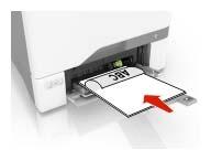 3 Buig het papier, waaier het uit en lijn de randen uit voordat u het in de printer plaatst. enveloppen zodat de klepzijde als eerste in de printer wordt gevoerd.
