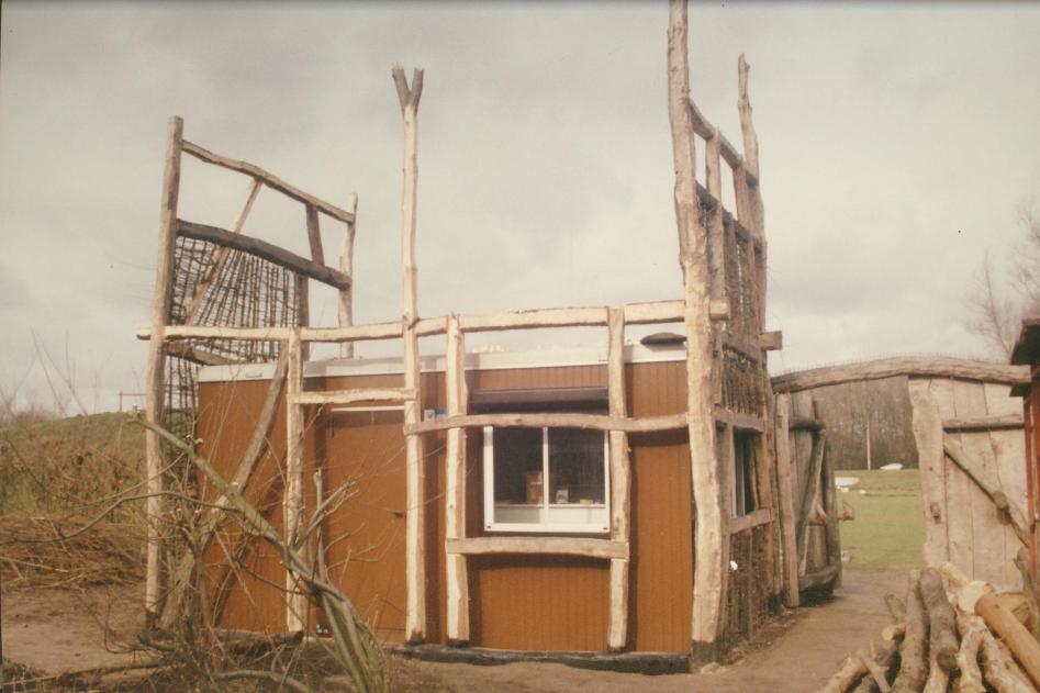 3. Omdat we het poortgebouw ook wilden gebruiken als bezoekersingang besloten we binnen in het gebouw een 20-eeuwse container te plaatsen.