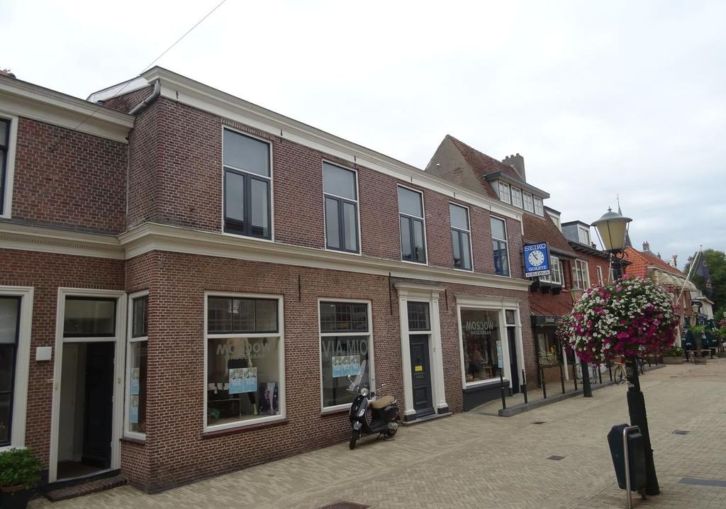 Omgevingsfactoren Het pand is gelegen in dé winkelstraat in het kloppend hart van Wassenaar. De Langstraat heeft een rijk aanbod van winkels zowel in de food als non-food sector.