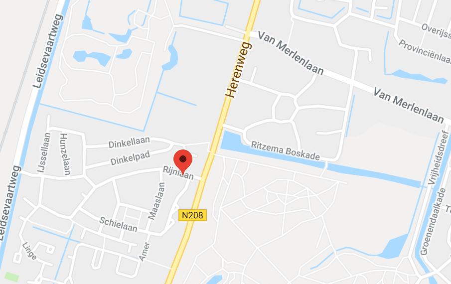 Karakteristiek HALFVRIJSTAAND WOONHUIS met voortuin, oprit voor meerdere auto's en een heerlijke besloten achtertuin op het zuiden met toegang naar de vrijstaande stenen garage.