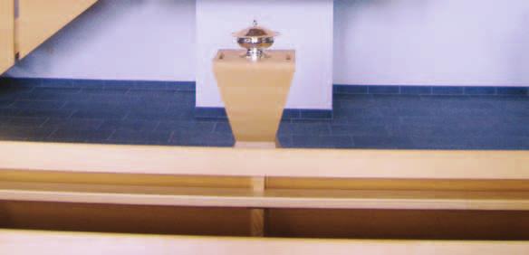 Er zijn soms bijzondere bijeenkomsten in de kerk Bijvoorbeeld als er een baby wordt gedoopt. Vlakbij de preekstoel staat het doopvont.