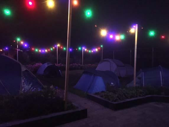 Van de jeugdcommissie Tentenkamp 2018 Wat hadden we een mooi weer afgelopen vrijdag. Zo lekker!! Vanaf een uur of 5 kwam iedereen aan en werden de tenten opgezet.