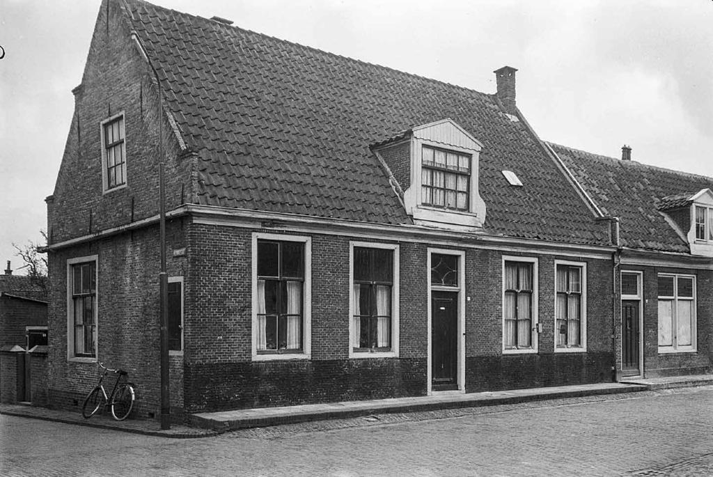 Afb. 6. Opmetingstekening uit 1944. Archief Oud Enkhuizen. Afb. 7. Het pand in de jaren zeventig. Rijksdienst Cultureel Erfgoed.