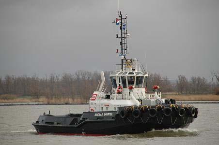 EMSRUNNER 9342152, casco gebouwd te Gdansk, Polen, 21-7-2006 casco gearriveerd te Delfzijl achter de sleepboot TAUCHER O WOLF 5, 22-7-2006 verhaald van Delfzijl naar Hoogezand om afgebouwd te worden