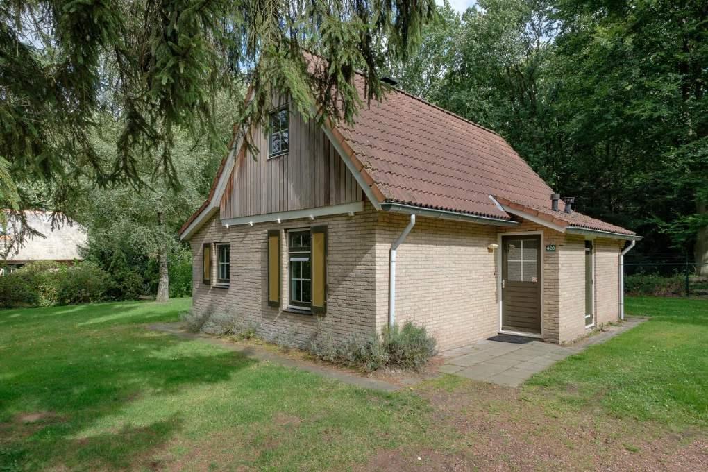 EES BUINERWEG 8 420 Prachtig plekje aan de rand van het park! VRIJSTAANDE RECREATIEWONING met inpandige berging op 752 m² eigen grond. De woning is in 2001 gebouwd in landelijke stijl.