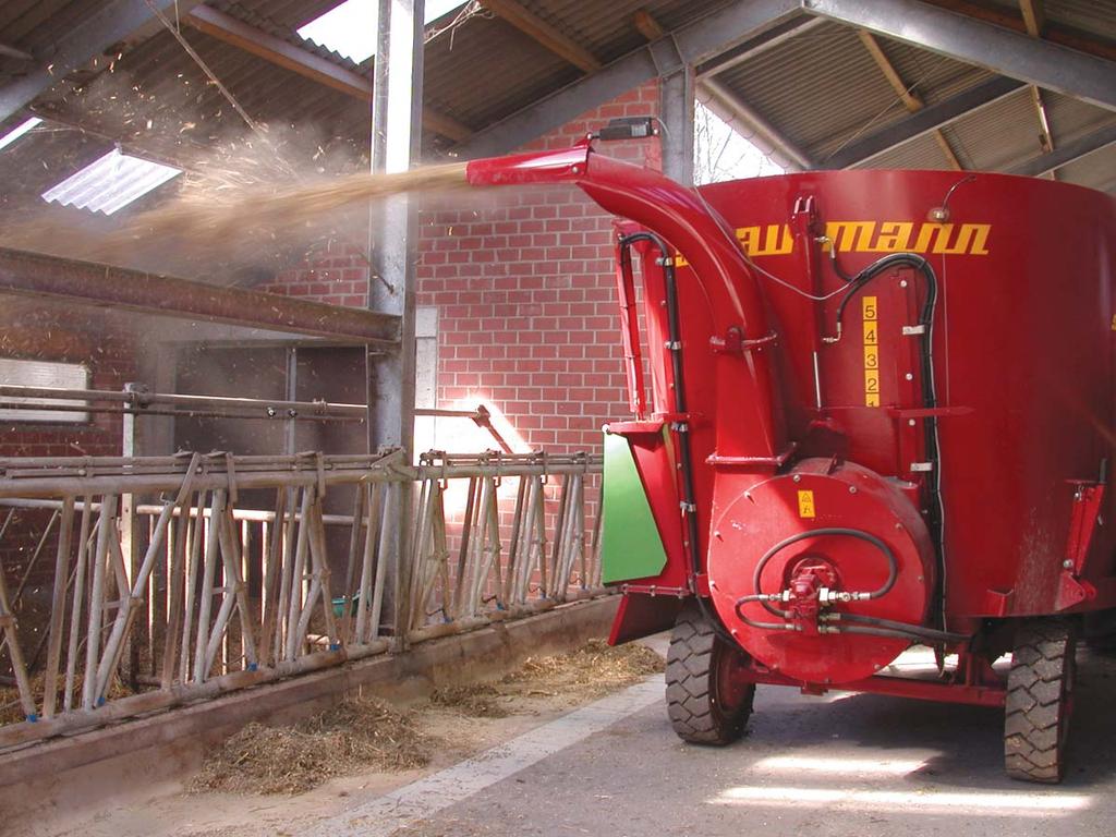 Een blazer, door een hydro-motor aangedreven, blaast het stro de stal in. De uitloop en de uitloopklep zijn handmatig verstelbaar.