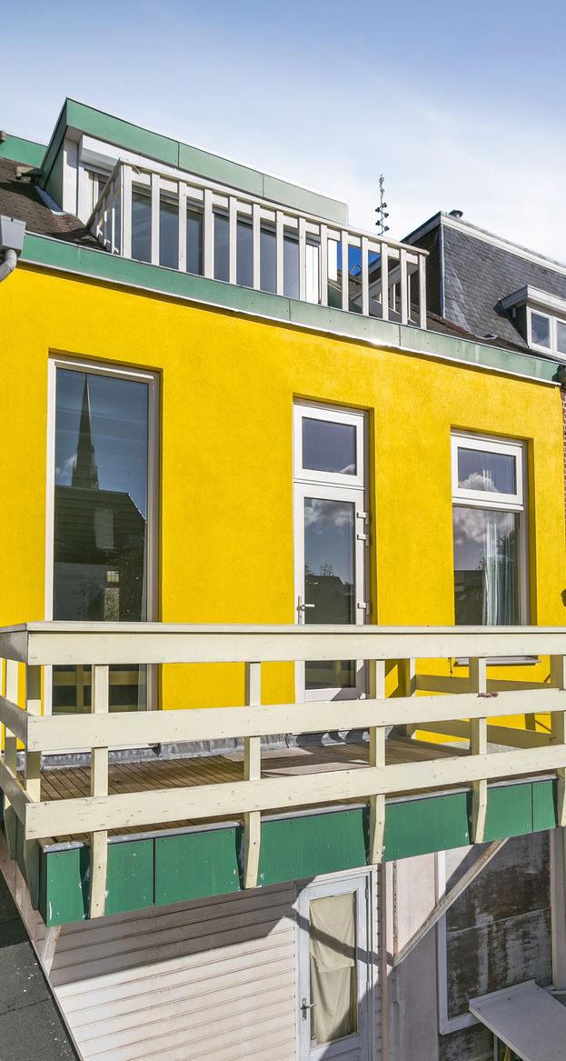 10 franksweegersmakelaardij.nl Balkon De riante 4-kamer bovenwoning heeft 2 ruime balkons. Balkon 1, grenst aan de woonkamer. Dit terras, ca. 2.20x4.