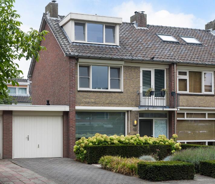 Modern afgewerkte en verrassend ruime en lichte hoekwoning met 4 slaapkamers en grote aanpandige garage in de gewilde woonwijk Oude Gracht op een fraaie en praktische locatie.