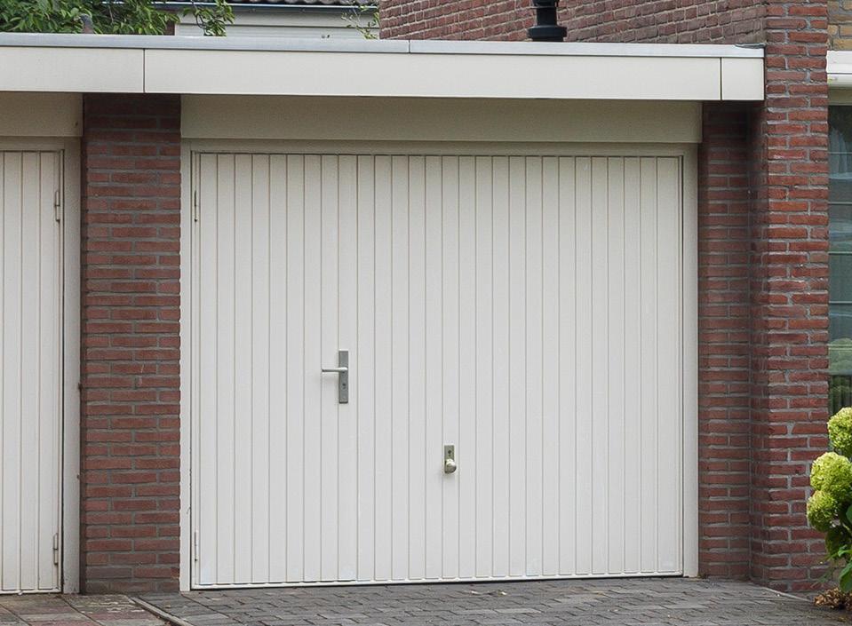 Garage: Aanpandige garage onderverdeeld in een portal met een gootsteen, bergruimte met de aansluitingen voor de wasmachine en een garage gedeelte met een elektrische