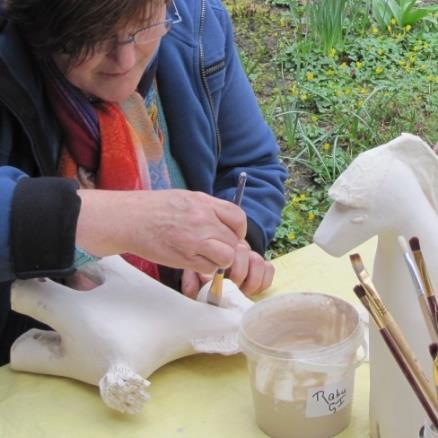 Raku stoken (4 lessen) (lessen van 2,5 uur) Alle deelnemers maken 1 á 2 werkstukken (maximale hoogte 25 cm, doorsnede