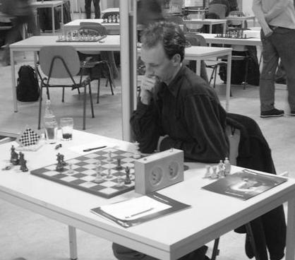 Harmen Jonkman Wit : Martijn Dambacher Zwart : Luc Winants 1.d4 Pf6 2.c4 e6 3.Pc3 Lb4 4.e3 b6 5.Pge2 Pe4 6.f3 Pxc3 7.bxc3 Le7 8.e4 d6 9.Pg3 Dd7 10.Ld3 Pc6 11.O-O La6 12.De2 Pa5 13.f4 O- O-O 14.