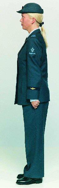 De groet kan worden gebracht door een militair gekleed in een militair tenue (of in burgerteneu, rechtspositioneel deel uitmakend van een militaire eenheid) zowel met als zonder hoofddeksel en dient