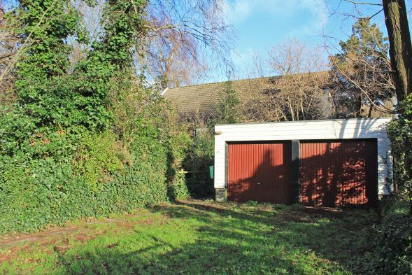 Garage: De vrijstaande dubbele garage is gelegen aan de voorzijde van de woning.