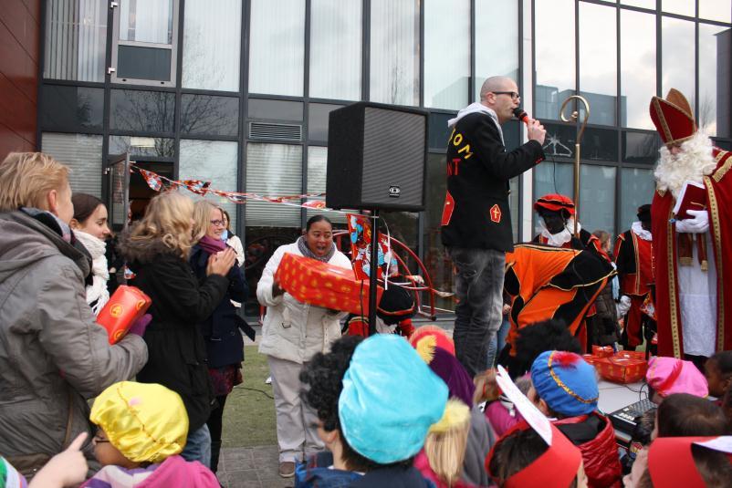 Leuk om te zien dat er ook zoveel ouders naar het schoolplein waren gekomen om ook getuige te zijn van de binnenkomst van Sinterklaas.
