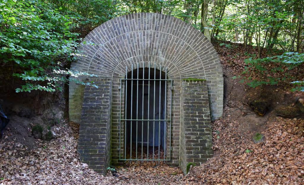 Warnsborn / rode route IJskelder U passeert de ijskelder van het voormalige landhuis, tegenwoordig het winterverblijf van verschillende soorten vleermuizen.