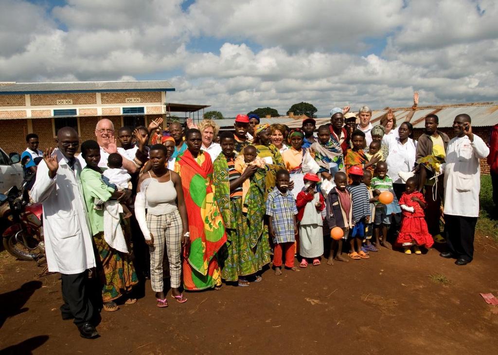 Foto: team in Kibimba met patiënten Terug in Bujumbura waren we om twee uur op de operatiekamer om verbanden te wisselen bij drie patiënten onder narcose en de geopereerde patiënten nogmaals na te