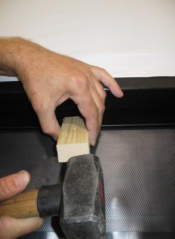 Fixeer de bovengoot eventueel met een schroef (net als stap 14) 19) Verwijder de tijdelijke houten aanslag